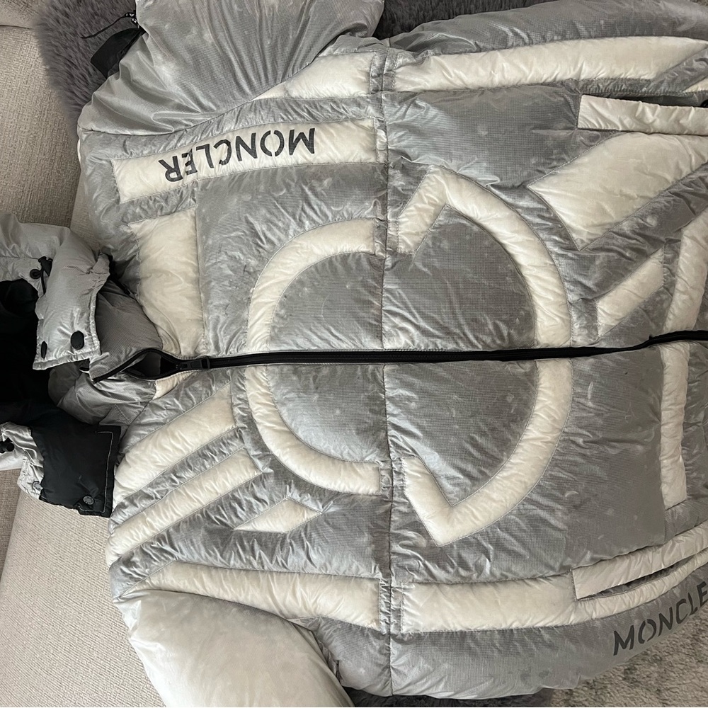 Men’s Moncler Jacket size 4, there is some staining please see pictures.